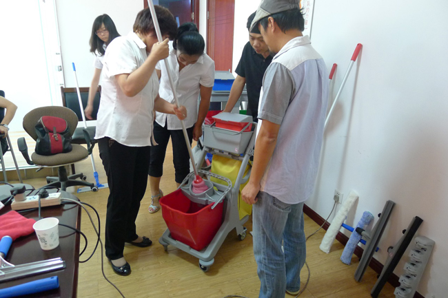 2013年6月,我司品牌經理/資深培訓師到達當地分銷商舉辦為期兩天的清潔工具標準化培訓課程。
